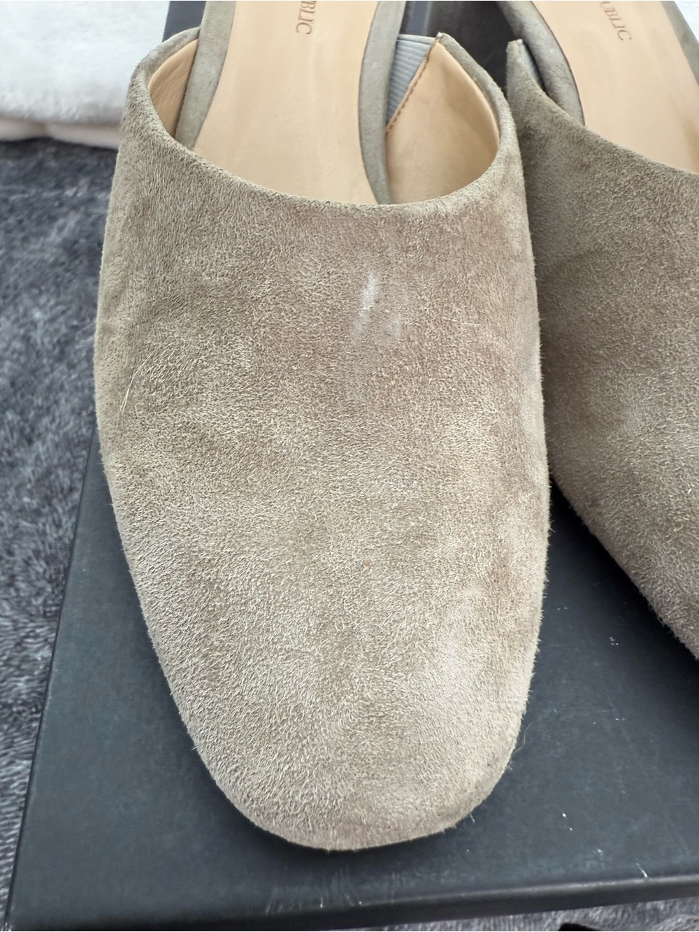 Women’s Banana Republic Tan Suede Mules Size 7.5 Mid Block Heel - Picture 7 of 10